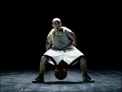 Il est connu pour avoir particip&eacute; &agrave; une publicit&eacute; culte pour Nike en reprenant des moves fondamentaux du streetball tels le boomerang, l'araign&eacute;e ou le knee-bounce. C'est...