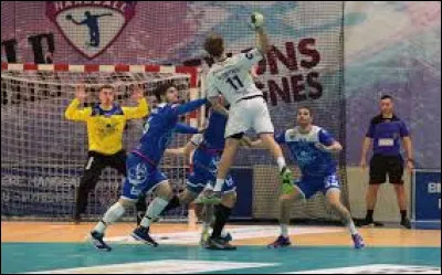 Au handball, le gardien n'a pas le droit de sortir de la zone quand...