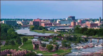 De quel Etat Sioux Falls, 170 000 habitants, est-elle la plus grande ville ?