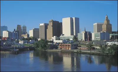 De quel Etat Newark, 280 000 habitants, est-elle la plus grande ville ?