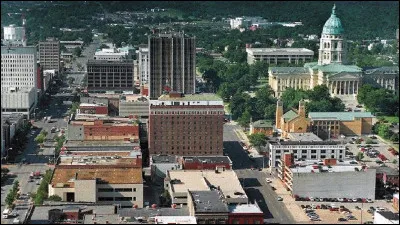 De quel Etat Topeka, 125 000 habitants, est-elle la capitale ?