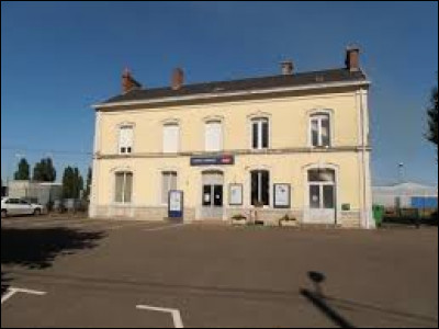 Je vous propose de commencer notre balade dans les Pays-de-la-Loire, à Arnage. Ville de la métropole Mancelle, elle se situe dans le département ...