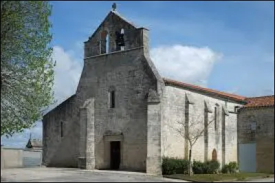 Vous avez sur cette image l'église Saint-Pierre, au Thou. Village néo-aquitain, dans l'arrondissement de Rochefort, il se trouve dans le département ...