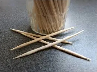 Quel est le nom de ce bâtonnet piquant, aigu, qu'il est possible d'introduire entre les dents, et ainsi retirer les résidus ?