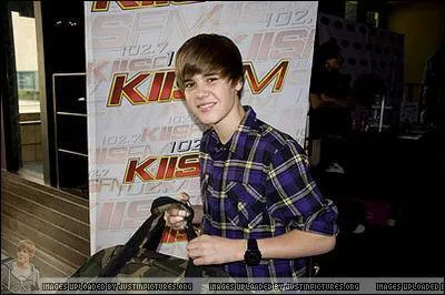 Comment s'appelle une de ses ex qui est aussi la soeur de l'un de ses amis ?