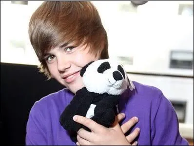 Comment s'appelle la fille qui joue dans le clip Baby ?