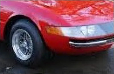 Cette optique avant appartient à une italienne. Mais laquelle ?