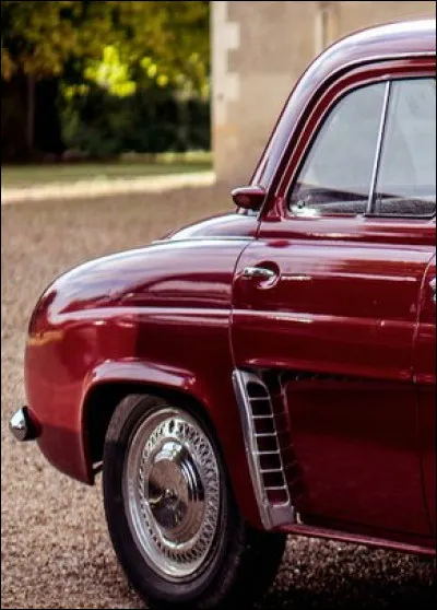 Ce modèle français des années 60 est identifiable à ses ouïes latérales. De quel modèle s'agit-il ?