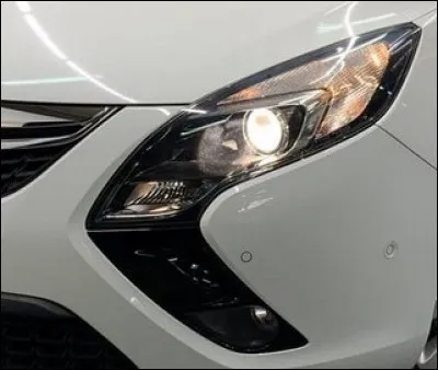 Ma voiture s'appelle "reviens". Mais quel est ce véhicule aux phares en forme de boomerang ?