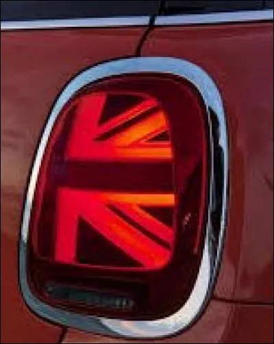 Cette moitié de drapeau devrait vous aider à retrouver l'origine du feu arrière de ce véhicule. Laquelle ?