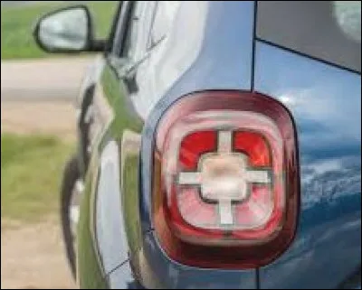 Le feu arrière de cette auto est pour le moins original. Mais sur quel véhicule est-il monté ?