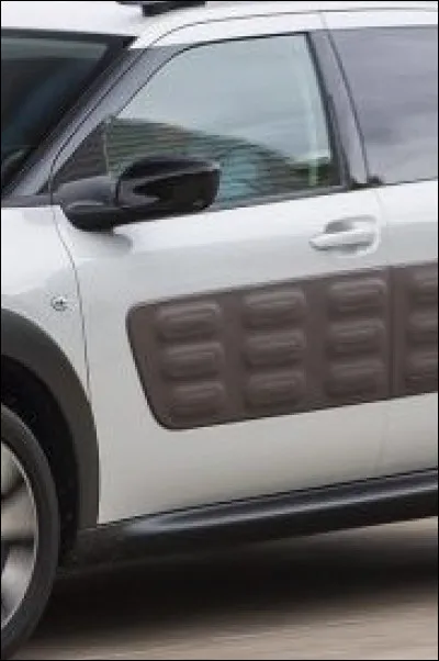 D'où provient cette portière avant aux allures de matelas ?