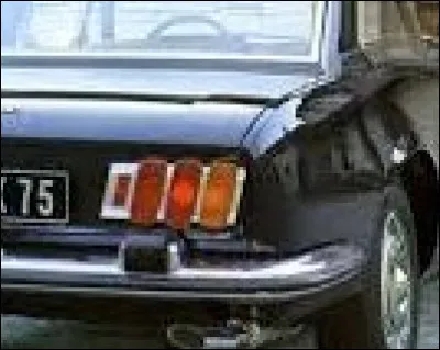 Ce feu arrière d'un véhicule des années 70 est devenu la griffe du constructeur. De quel véhicule s'agit-il ?