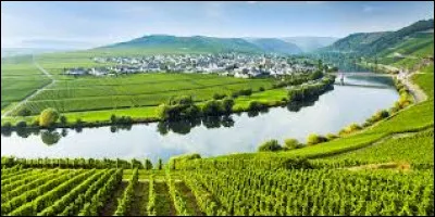 Avec combien de pays cette région est-elle frontalière ?