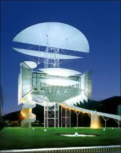 Dans quelle ville peut-on voir la Tour de la Liberté ?