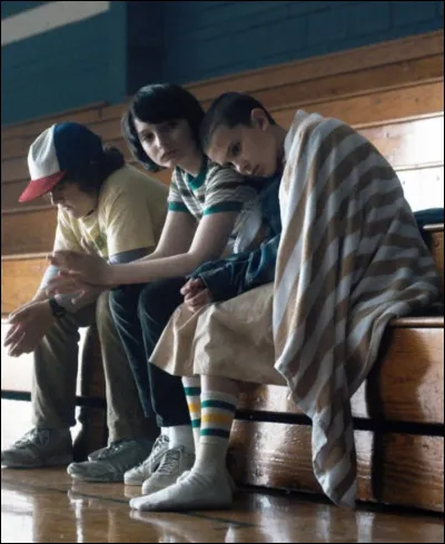 Sur cette scène, qui attendent-ils ?