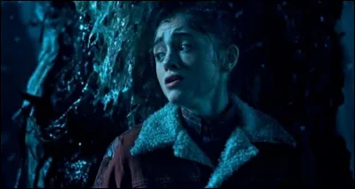 Sur cette scène, à qui Nancy essaye-t-elle d'échapper ?