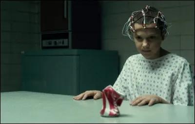 Qui donne à manger à Onze lors du premier épisode ?