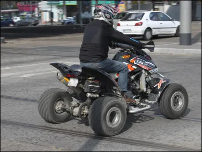 Interro surprise ! Jo la Pagaille s&egrave;me la pagaille sur son quad, il arrive au niveau d'un passage prot&eacute;g&eacute; au moment ou une grand-m&egrave;re s'appr&ecirc;te &agrave; traverser, que doit-il faire ?