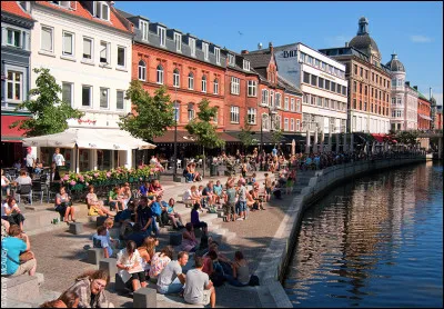 Où se trouve la ville d'Aarhus ?