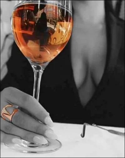 ♫♫ Ah, le petit vin blanc qu'on boit sous la tonnelle, quand les filles sont belles...♪ ♫" Mais de quel côté ?