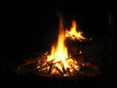 Le meilleur moment de la journée ? La veillée !

Ne sens-tu pas claquer tes doigts, claquer tes doigts,
Et la musique monter en toi, monter en toi,
N'attends pas que le feu soit mort, le feu soit mort, 
... (Complétez)