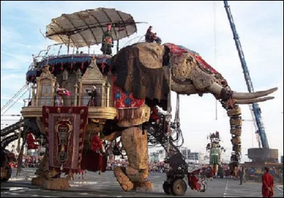 ''La Visite du sultan des Indes sur son éléphant à voyager dans le temps'' a été créée par la compagnie de théâtre de rue ''Royal de luxe". Dans quelle ville est-elle basée depuis 1989 ?