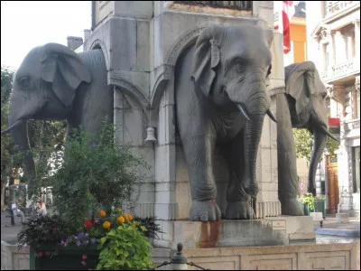 Dans quelle ville de Savoie ''La fontaine des Éléphants'', surnommée ''Les quatre sans culs'', est-elle située ?