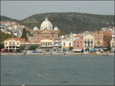 Ville grecque de 30 000 habitants, capitale de l'île de Lesbos :