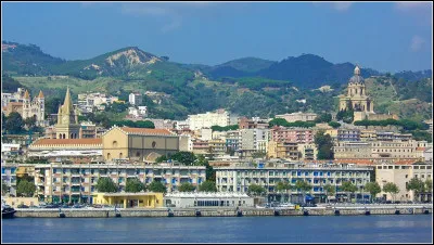 Ville italienne, située en bordure du détroit qui sépare la Sicile de l'Italie continentale :