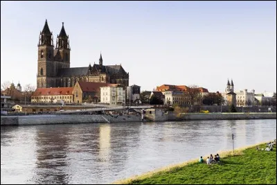 Ville allemande de 230 000 habitants, traversée par l'Elbe, capitale du Land de Saxe-Anhalt :
