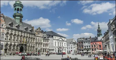Ville belge de 100 000 habitants, chef-lieu de la province de Hainaut, en Wallonie :
