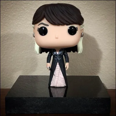 C'est la femme du père d'un garçon horripilant et ennemi de Harry. Pour faire simple, c'est la sur d'une cruelle Mangemort.