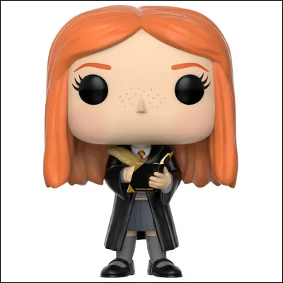 Elle fait partie d'une famille nombreuse, dont elle est la seule fille. Mais que tient-elle dans sa main ?