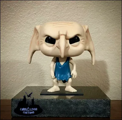 "Traîtres à leur sang, immondes bâtards ! Que dirait ma pauvre maîtresse si elle voyait ça ?" Mais qui peut bien proférer de telles insultes ?