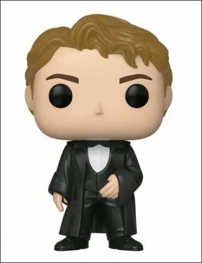 Au bras de quelle fille s'apprête-t-il à danser ?