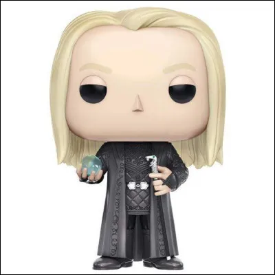 De quelle forme est le pommeau de la canne de Lucius Malefoy ?