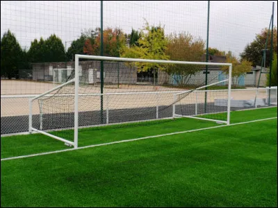 Quelle est la longueur d'un but de foot à 8 ?