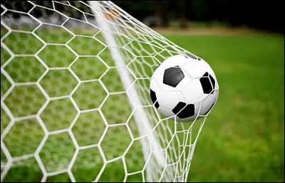 Quel joueur a inscrit 5 buts, seulement 9 minutes après son entrée en jeu ?