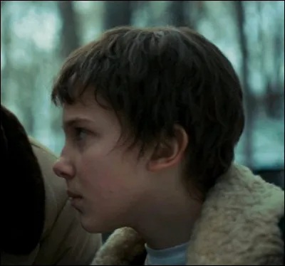 Par qui a-t-elle été recueillie lorsqu'elle était perdue dans la forêt (dans la saison 2) ?