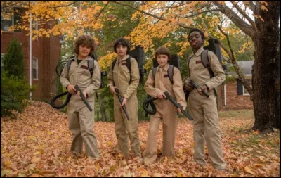 À Halloween, quel prénom est marqué sur le costume Ghostbusters de Lucas ?