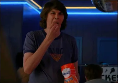 Qui est l'employé du Palace Arcade qui insulte Dustin de "wastoïde" ?