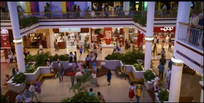 Quel est le nom complet du Centre Commercial dans la saison 3 ?