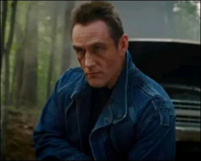 Comment s'appelle l'homme qui poursuit Joyce, Hopper et Alexei dans la saison 3 ?