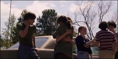 Quand Onze et la famille Byers partent de Hawkins, à qui Will fait-il un câlin en premier ?
