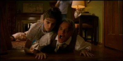 Avec quoi Heather Holloway frappe-elle son père (Tom Holloway) pour l'emmener voir le monstre, dans la saison 3 ?