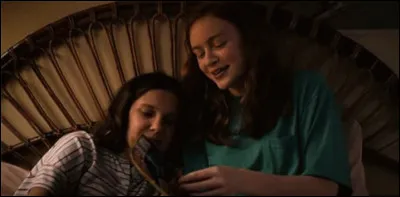 Quand Onze dort chez Max, qu'est-ce que Max lui propose de lire, dans la saison 3 ?