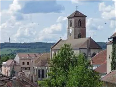 En France, Neufchâteau est une commune située dans les Ardennes.