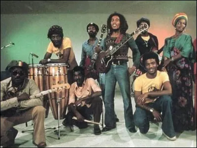 Quel est le nom du groupe fondé en 1963 par Bob Marley et Peter Tosh ?