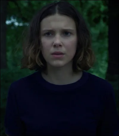 Où peut-elle voir lorsqu'elle se cache les yeux ?